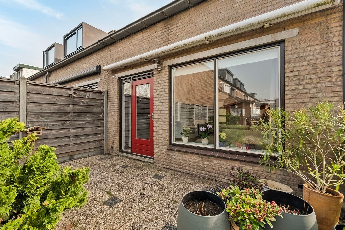 Spacious corner family house with 3 bedrooms and private driveway in quiet Hoogvliet neighborhood — 29