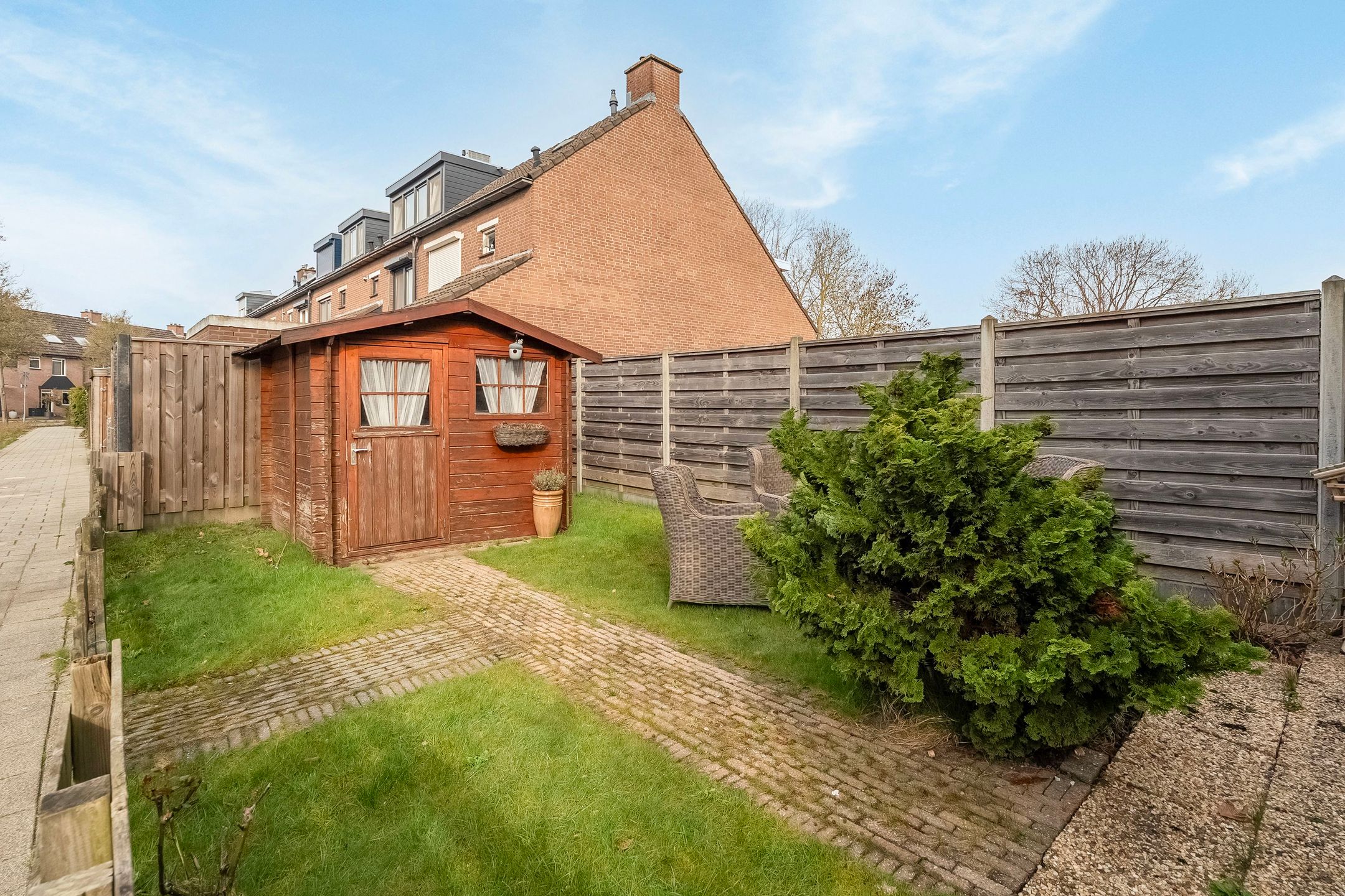 Spacious corner family house with 3 bedrooms and private driveway in quiet Hoogvliet neighborhood — 30