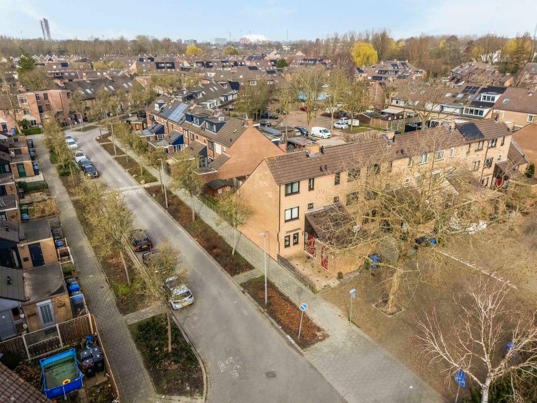 Spacious corner family house with 3 bedrooms and private driveway in quiet Hoogvliet neighborhood — 31