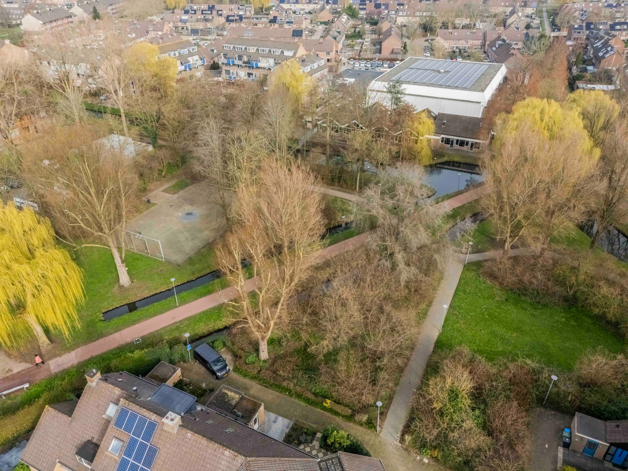 Spacious corner family house with 3 bedrooms and private driveway in quiet Hoogvliet neighborhood — 35