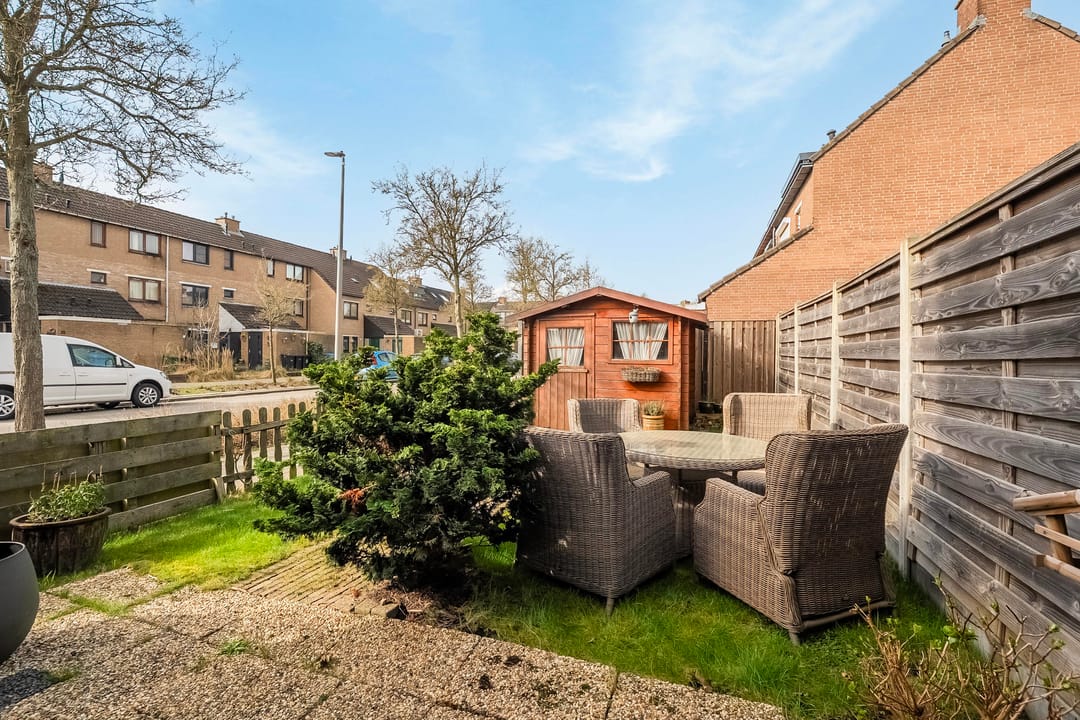 Spacious corner family house with 3 bedrooms and private driveway in quiet Hoogvliet neighborhood — 28