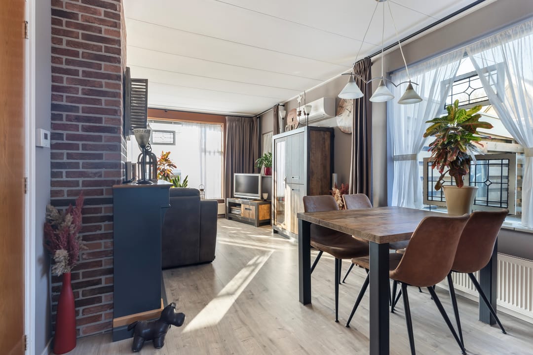 Charming Dike House with Panoramic Friesian Landscape Views — 12