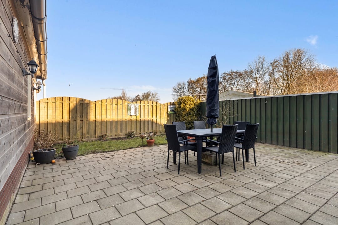 Charming Dike House with Panoramic Friesian Landscape Views — 45