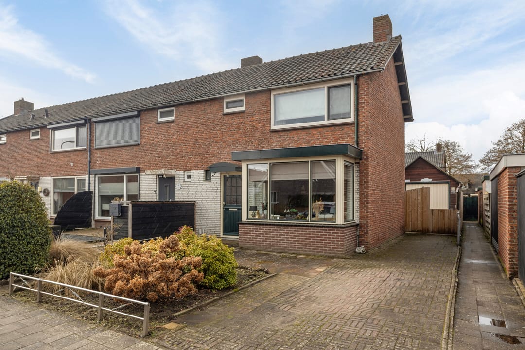 Photo 2 of J.D. van der Waalsstraat 35