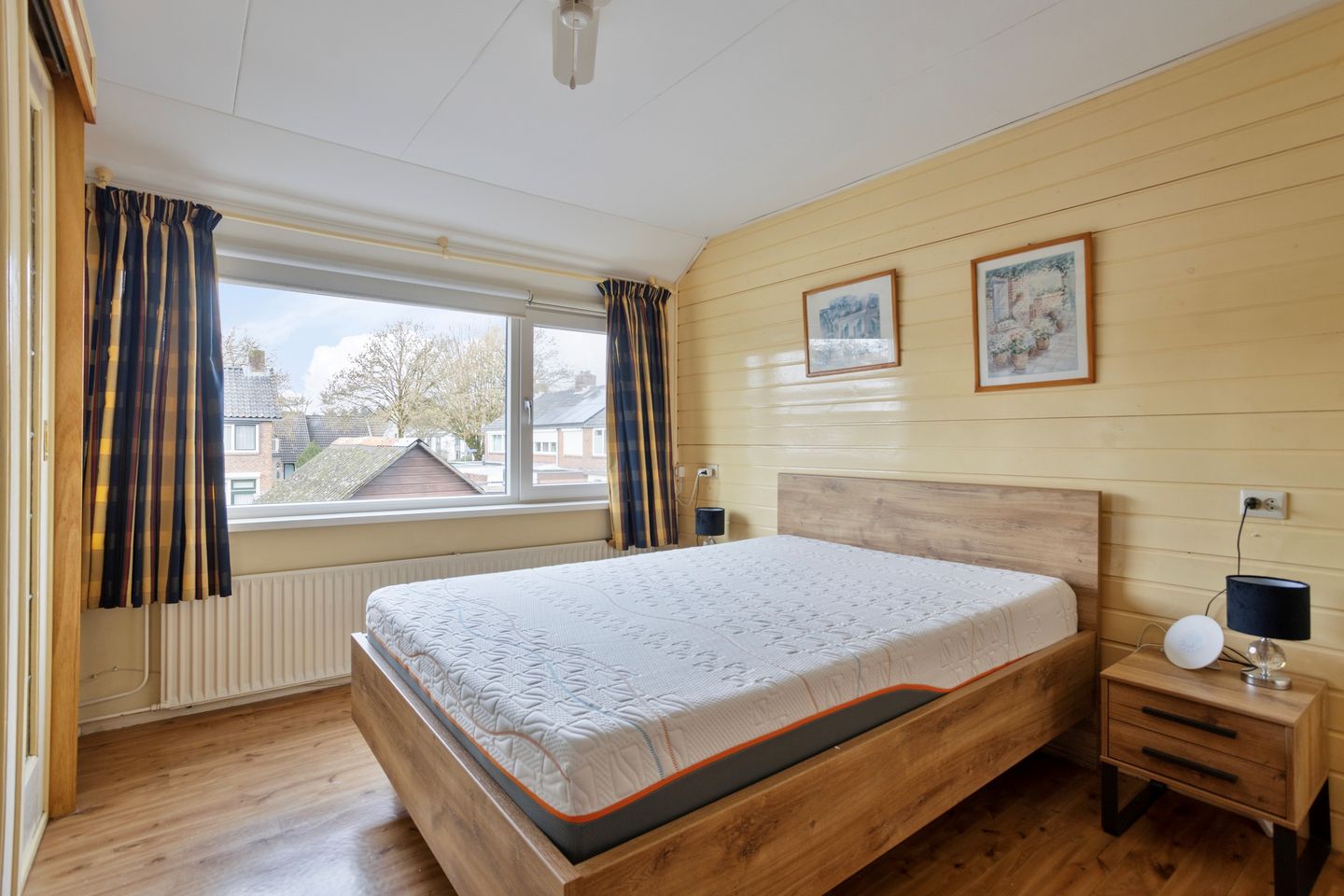 Photo 20 of J.D. van der Waalsstraat 35