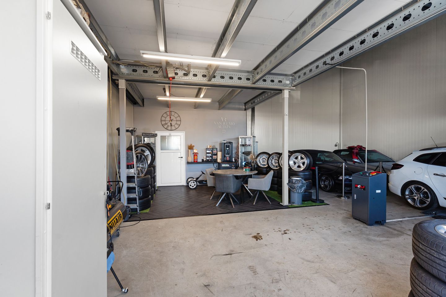 View photo 2 of Constructieweg 3-20