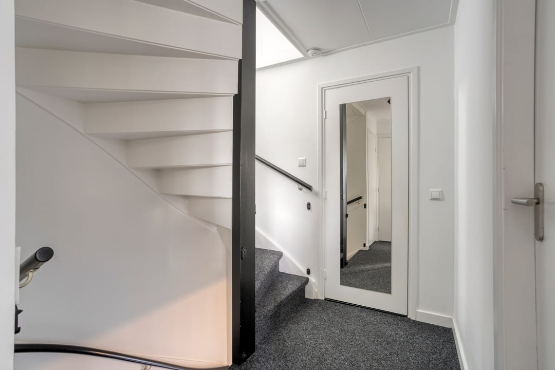 Modern Move-in Ready Corner House with Driveway, Garage, and Lovely Garden — 22