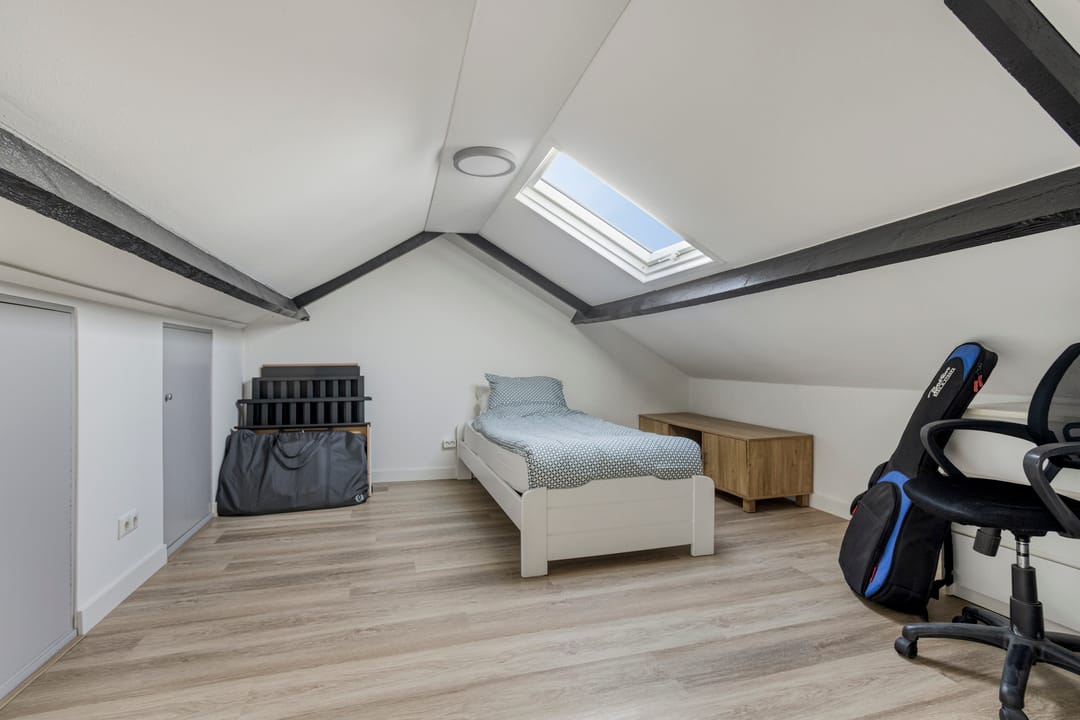 Modern Move-in Ready Corner House with Driveway, Garage, and Lovely Garden — 23