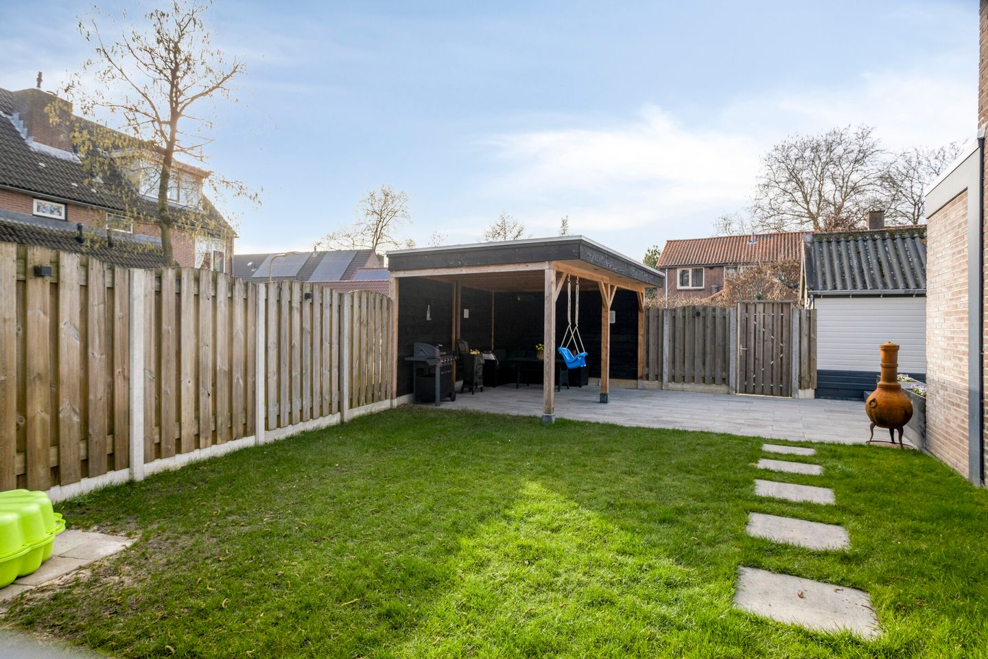 Modern Move-in Ready Corner House with Driveway, Garage, and Lovely Garden — 25