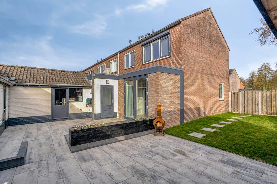 Modern Move-in Ready Corner House with Driveway, Garage, and Lovely Garden — 26