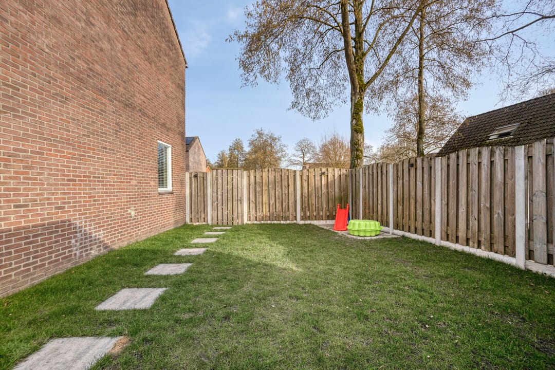Modern Move-in Ready Corner House with Driveway, Garage, and Lovely Garden — 28