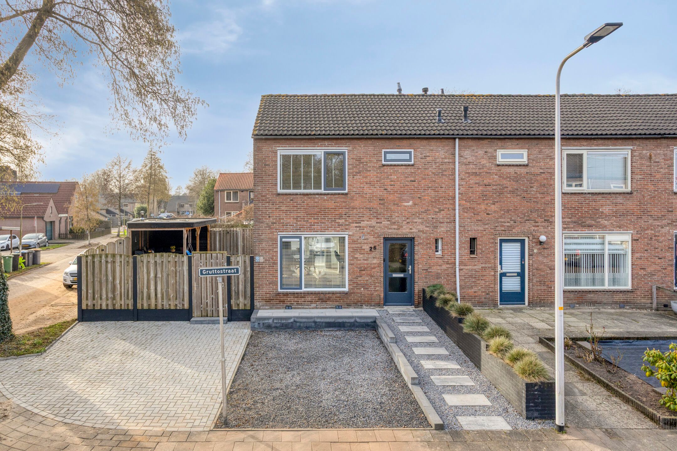 Modern Move-in Ready Corner House with Driveway, Garage, and Lovely Garden — 30