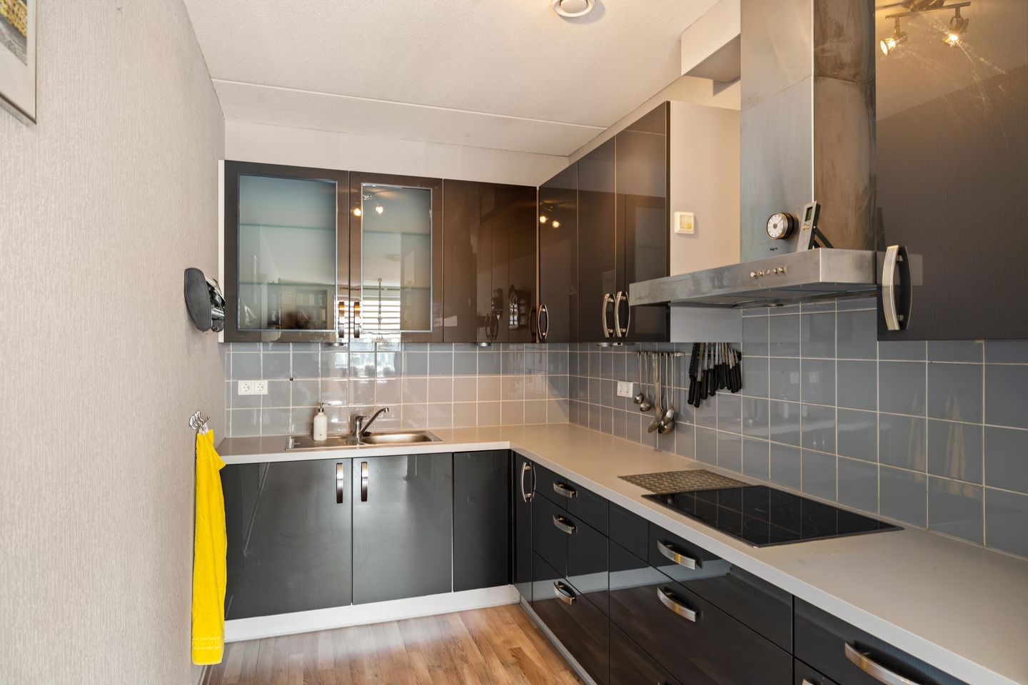 Spacious Apartment with Private Parking and Balcony in Groningen — 14
