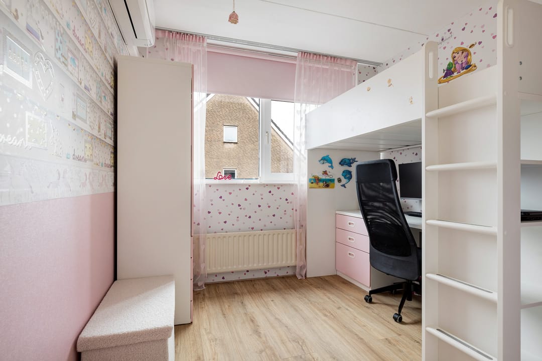 Spacious terraced house with 5 bedrooms and 2 bathrooms in Barendrecht — 16