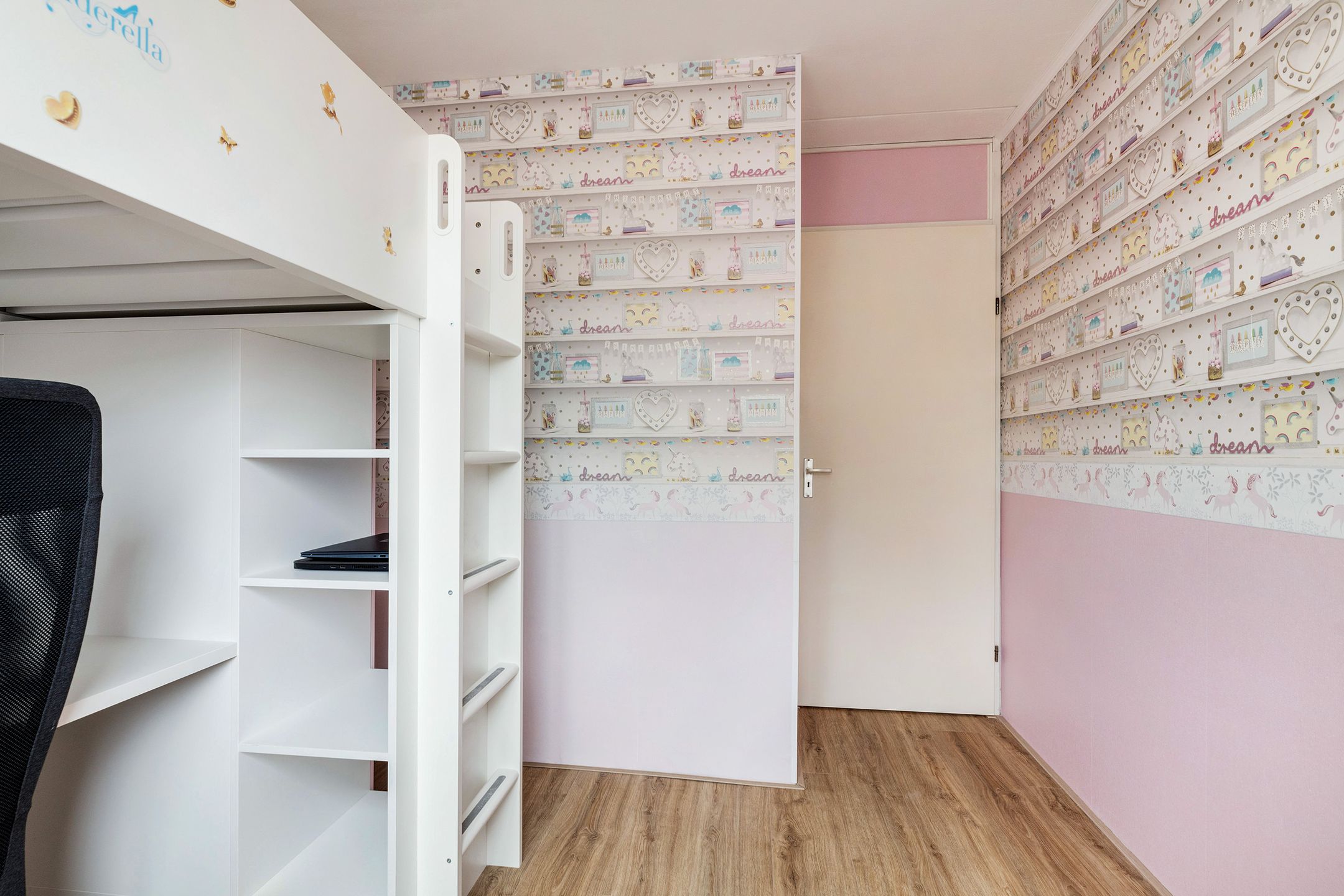 Spacious terraced house with 5 bedrooms and 2 bathrooms in Barendrecht — 17
