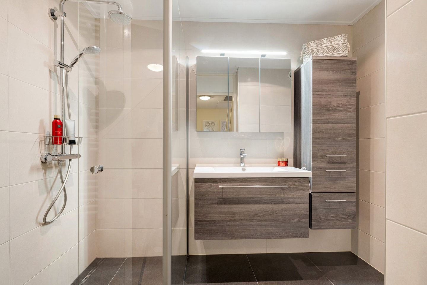 Spacious terraced house with 5 bedrooms and 2 bathrooms in Barendrecht — 18