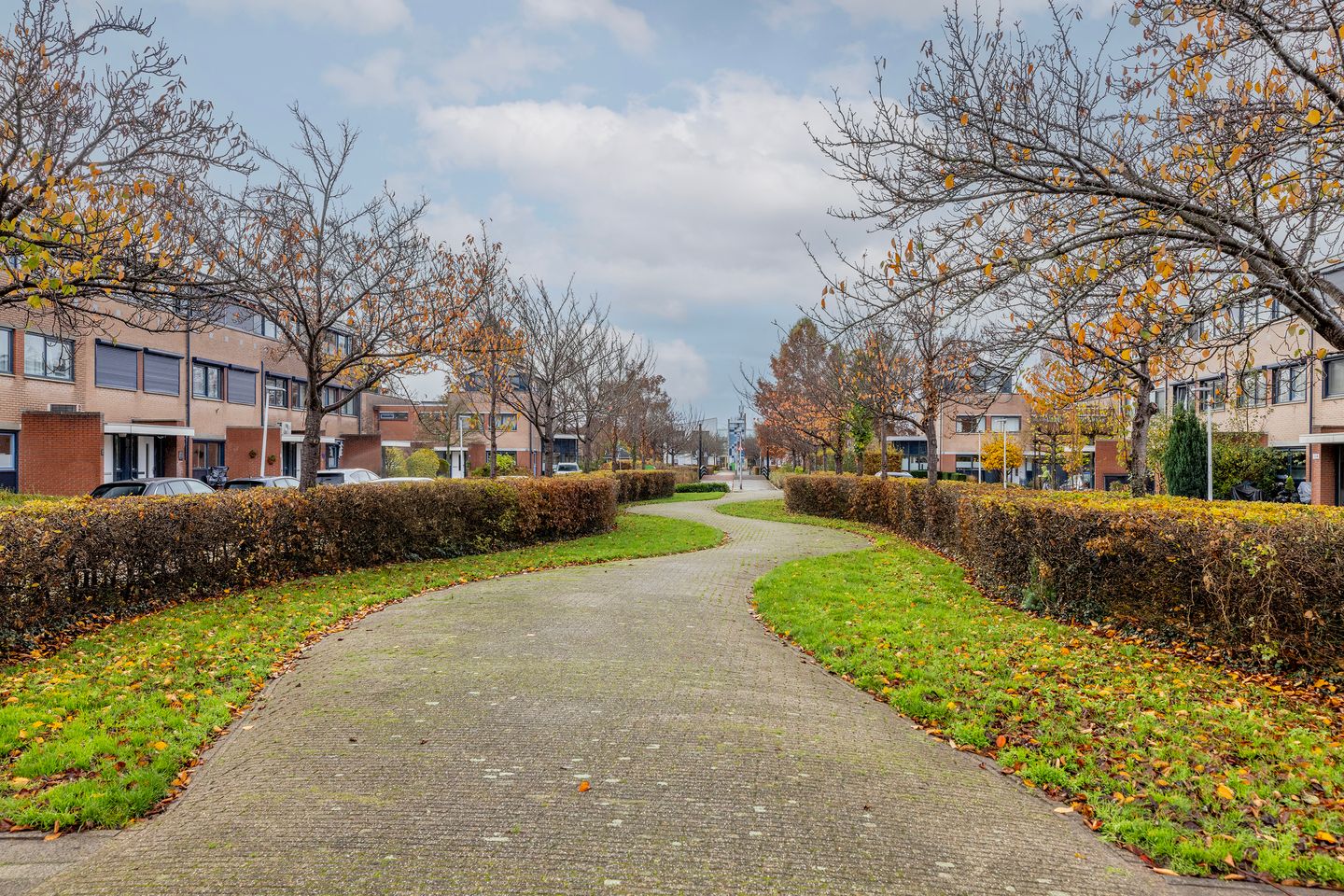 Spacious terraced house with 5 bedrooms and 2 bathrooms in Barendrecht — 32