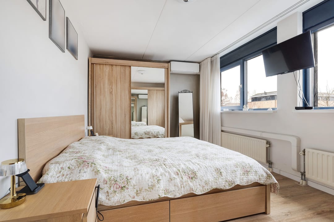 Spacious terraced house with 5 bedrooms and 2 bathrooms in Barendrecht — 12