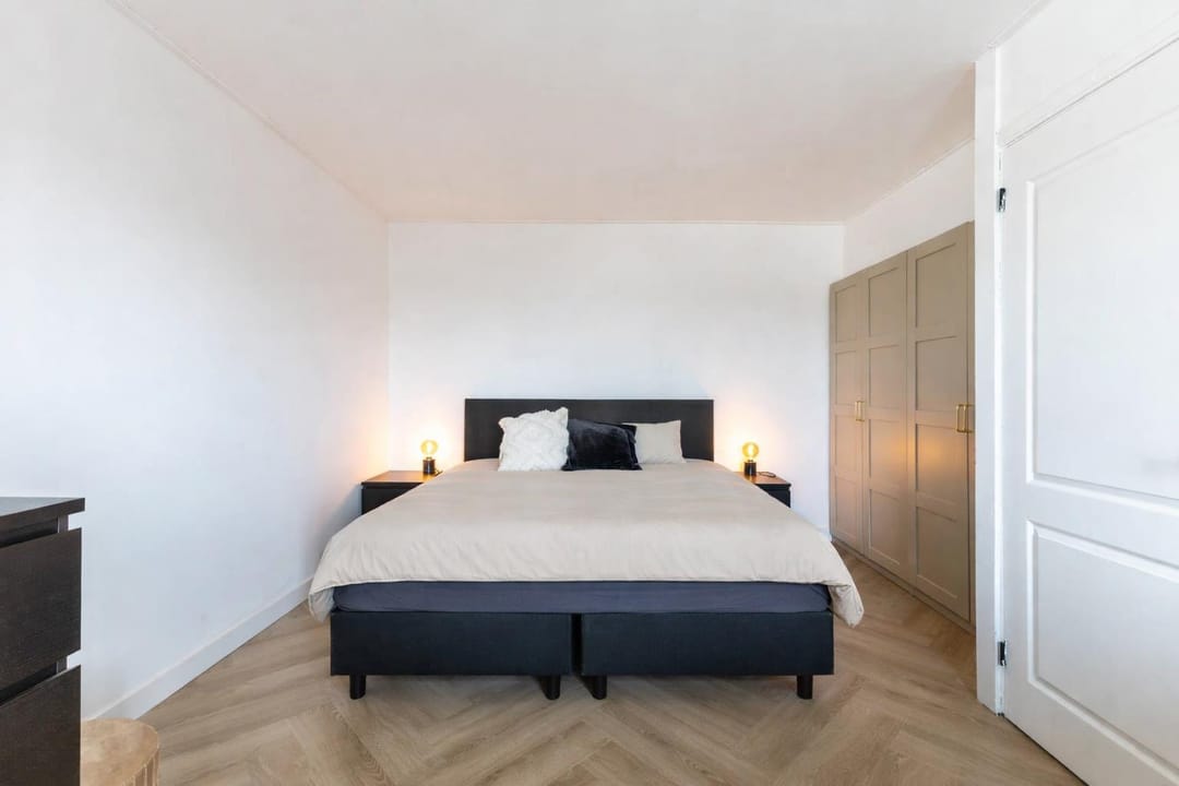 Modern 3-Room Apartment with Water Views in Schiedam Center — 12