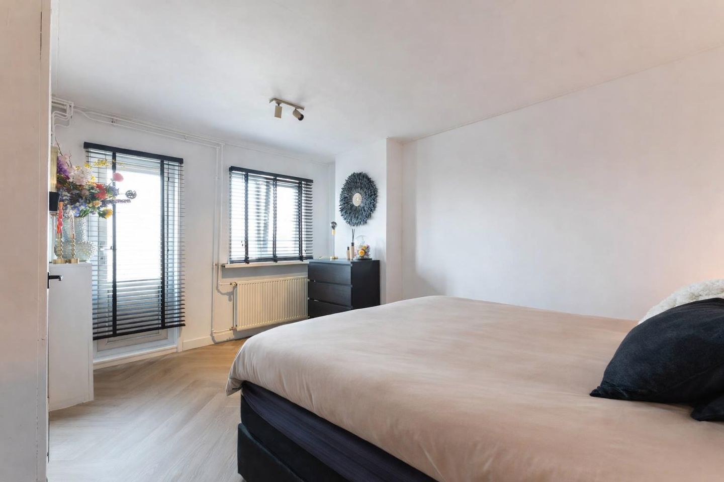 Modern 3-Room Apartment with Water Views in Schiedam Center — 13