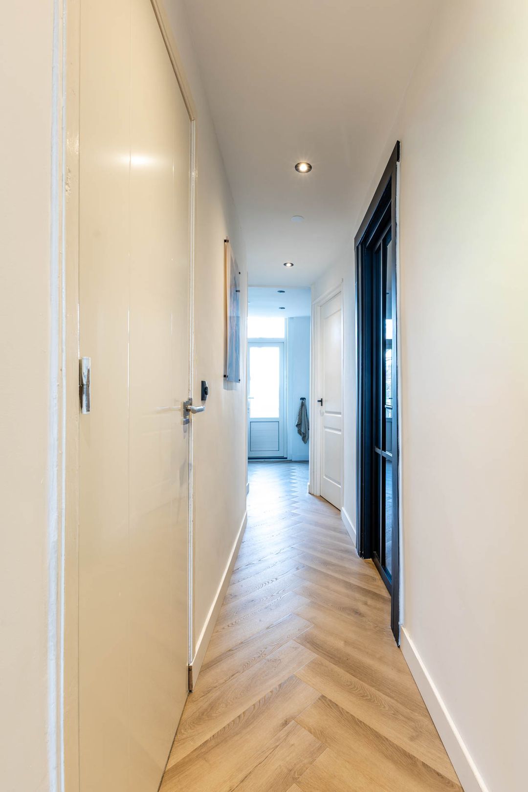Modern 3-Room Apartment with Water Views in Schiedam Center — 25
