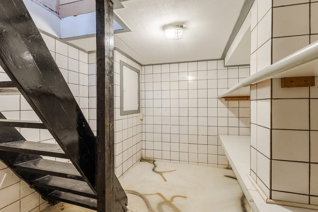 Spacious character home with renovation potential from 1939 — 25