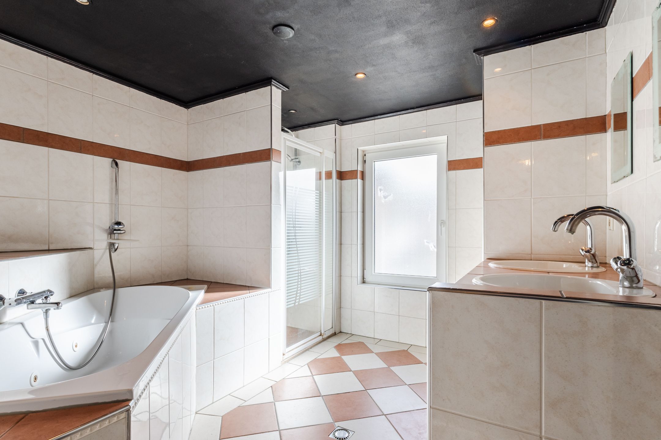 Spacious character home with renovation potential from 1939 — 38