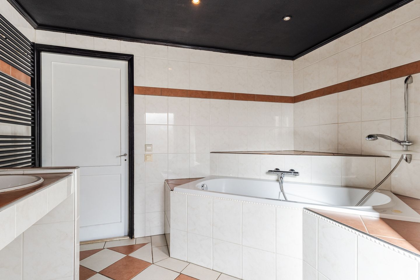 Spacious character home with renovation potential from 1939 — 39