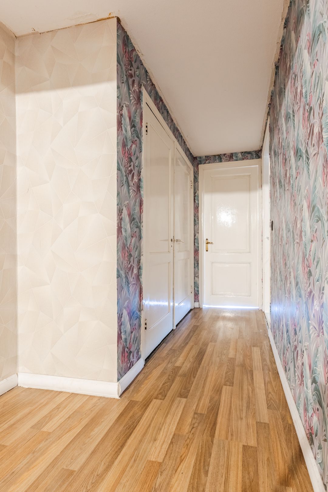 Spacious character home with renovation potential from 1939 — 44