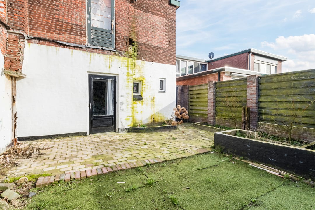 Spacious character home with renovation potential from 1939 — 59