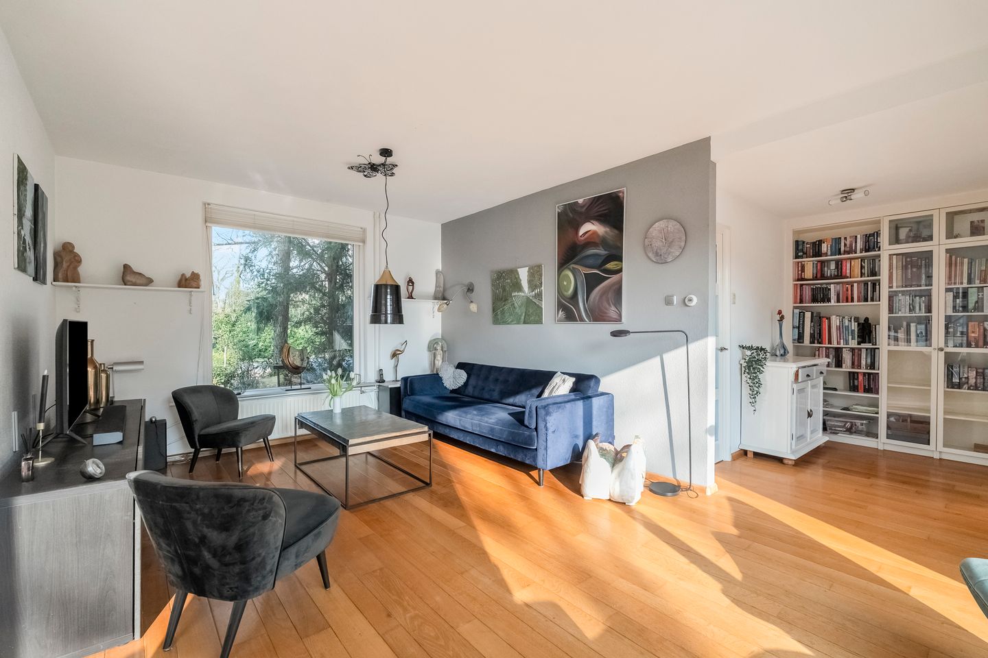 Spacious living with a dream garden in green Heiloo — 12