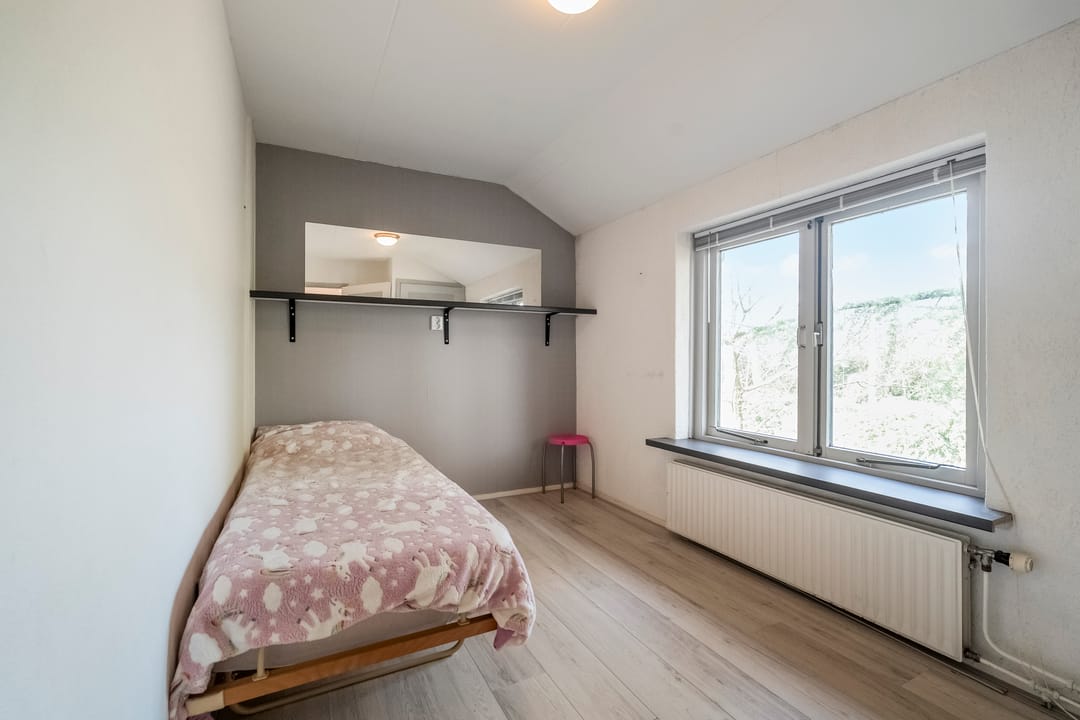 Spacious living with a dream garden in green Heiloo — 21