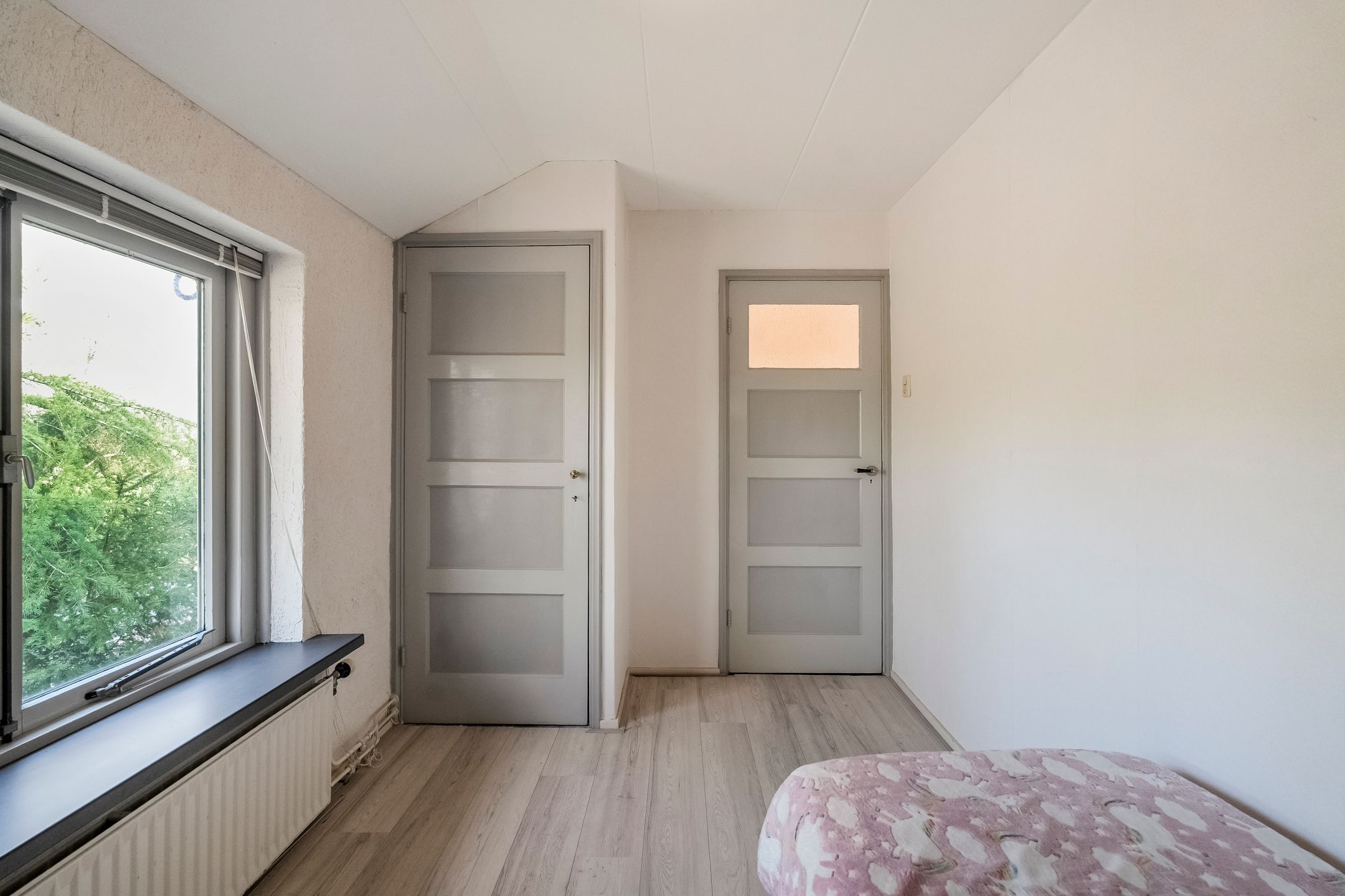 Spacious living with a dream garden in green Heiloo — 22