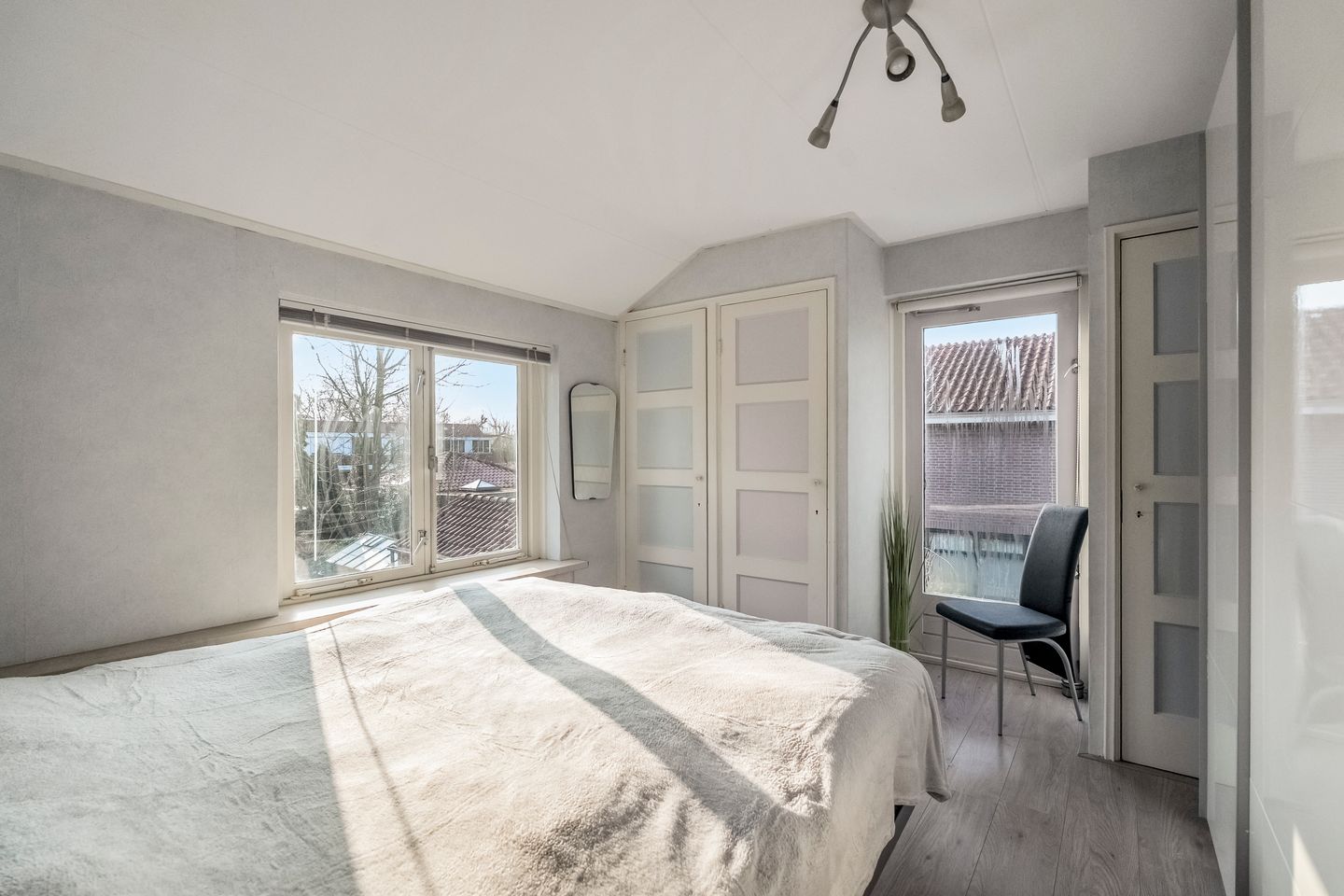 Spacious living with a dream garden in green Heiloo — 23