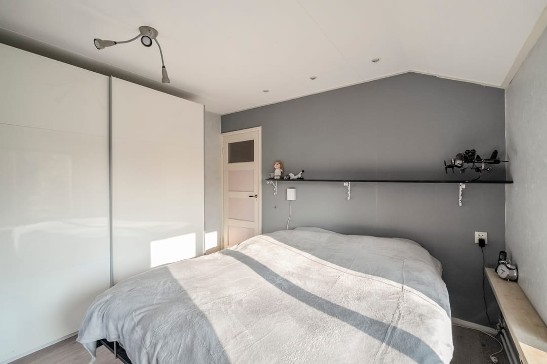 Spacious living with a dream garden in green Heiloo — 24
