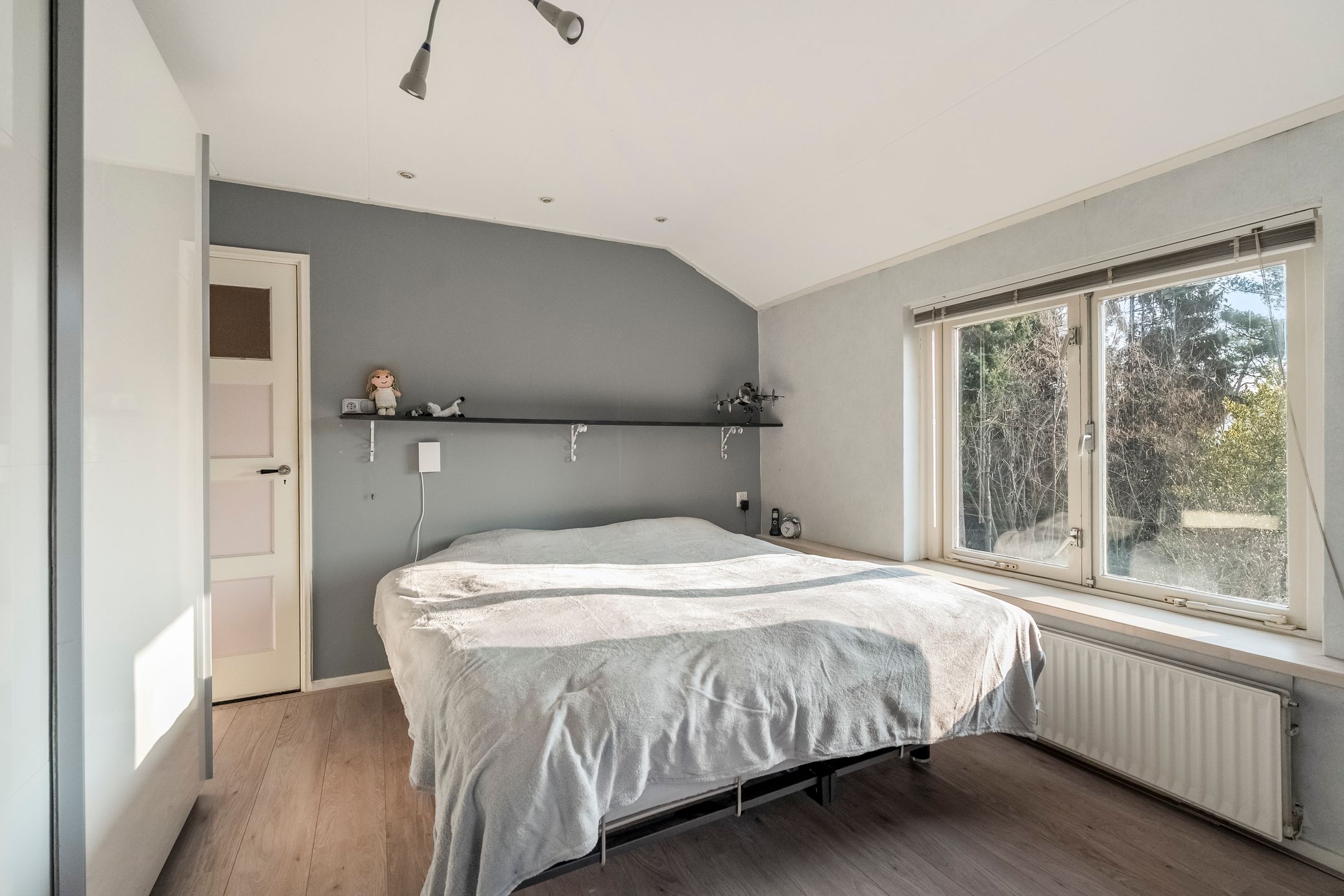 Spacious living with a dream garden in green Heiloo — 25