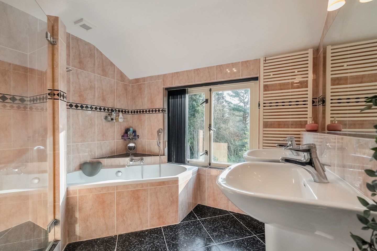 Spacious living with a dream garden in green Heiloo — 27