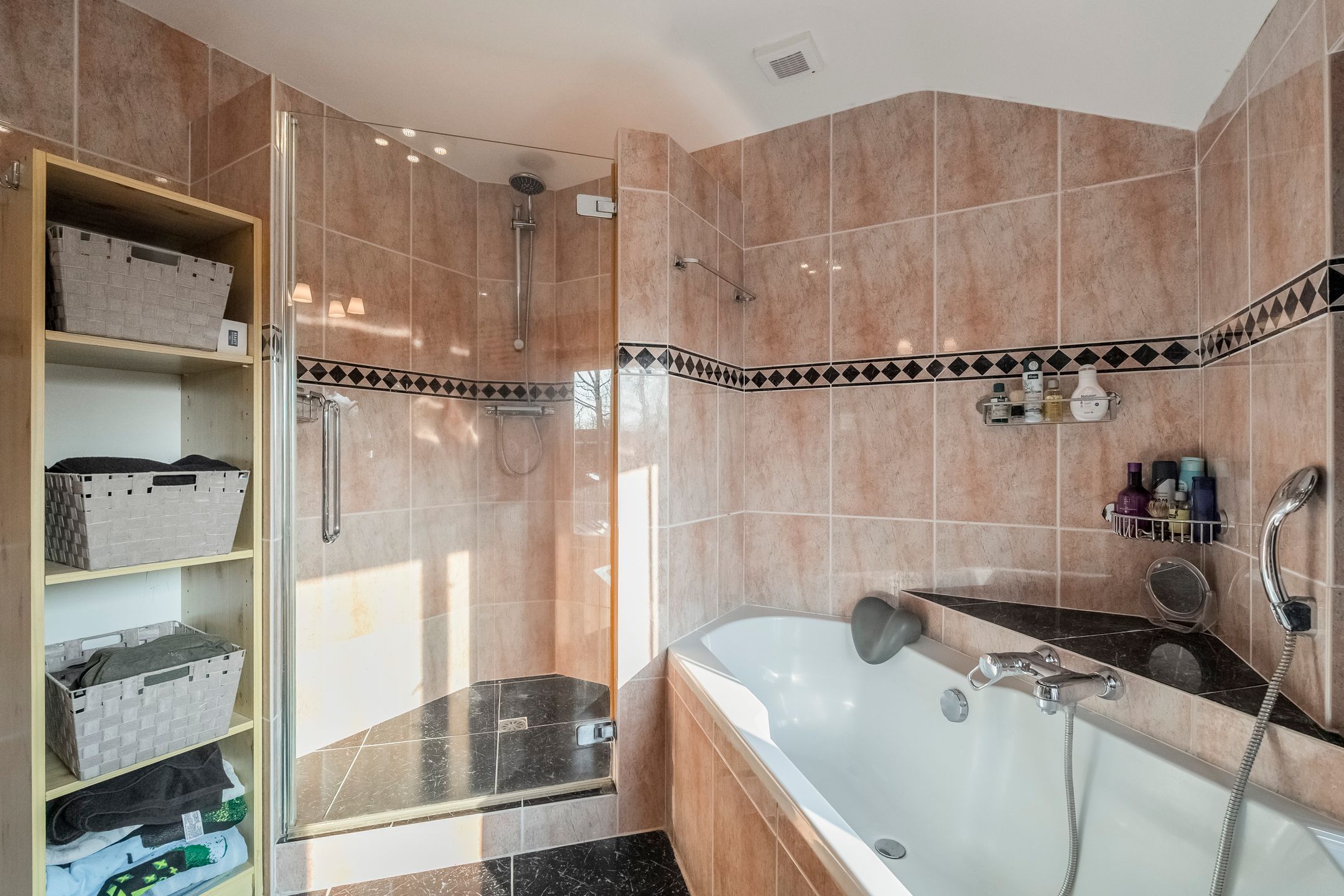 Spacious living with a dream garden in green Heiloo — 28