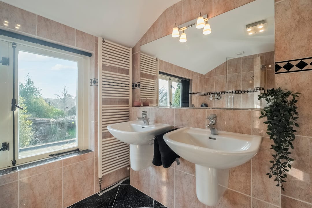 Spacious living with a dream garden in green Heiloo — 29