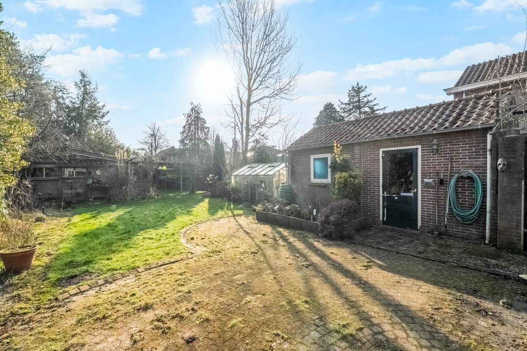 Spacious living with a dream garden in green Heiloo — 30
