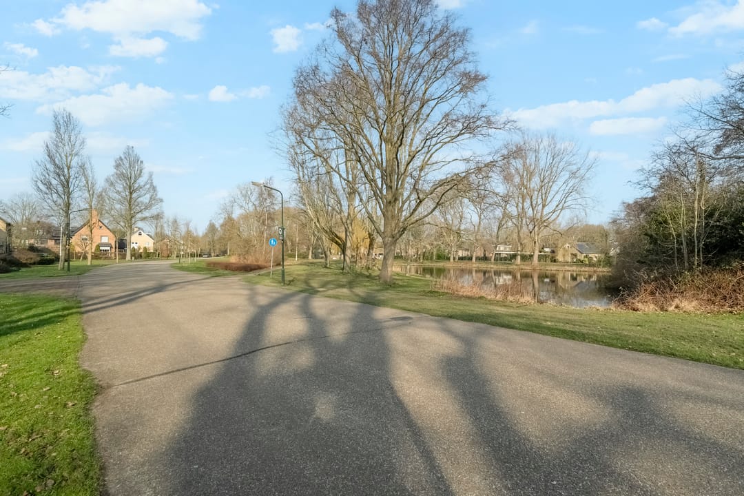 Spacious living with a dream garden in green Heiloo — 36