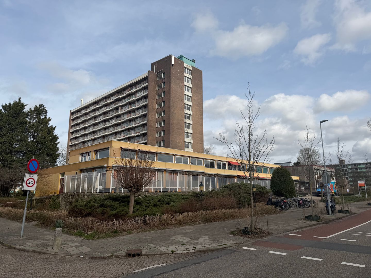 View photo 2 of Floris van Adrichemlaan 15