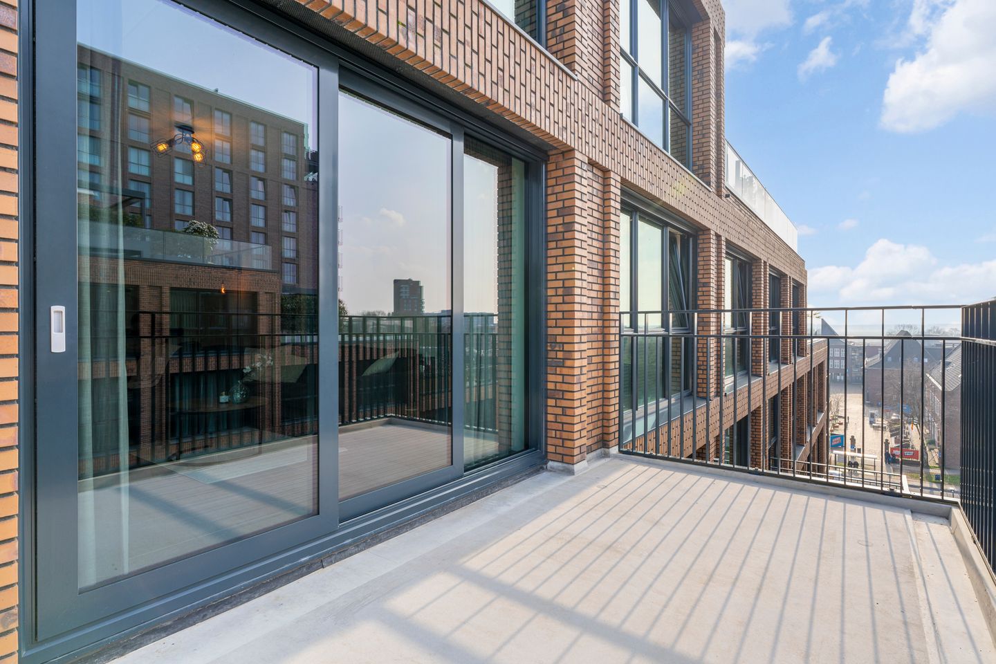 Modern Apartment in Paleiskwartier with Balcony and Parking — 24