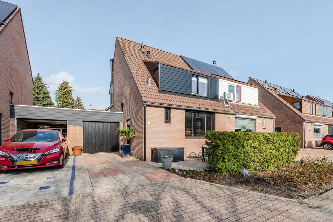 Spacious and Stylish Semi-Detached Family Home in Almere De Gouwen — 44
