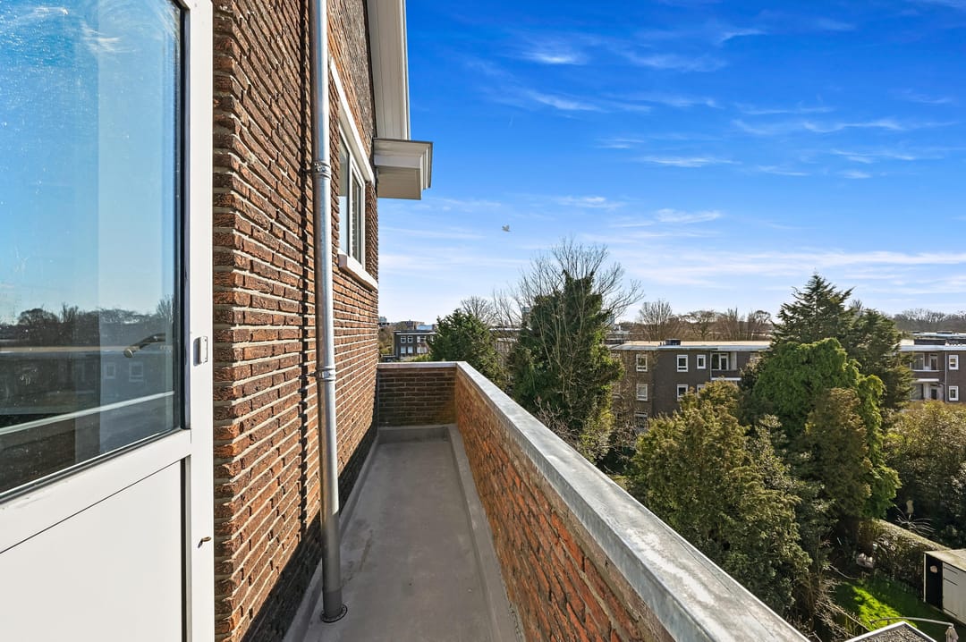 Spacious corner duplex apartment with three balconies located in The Hague — 28