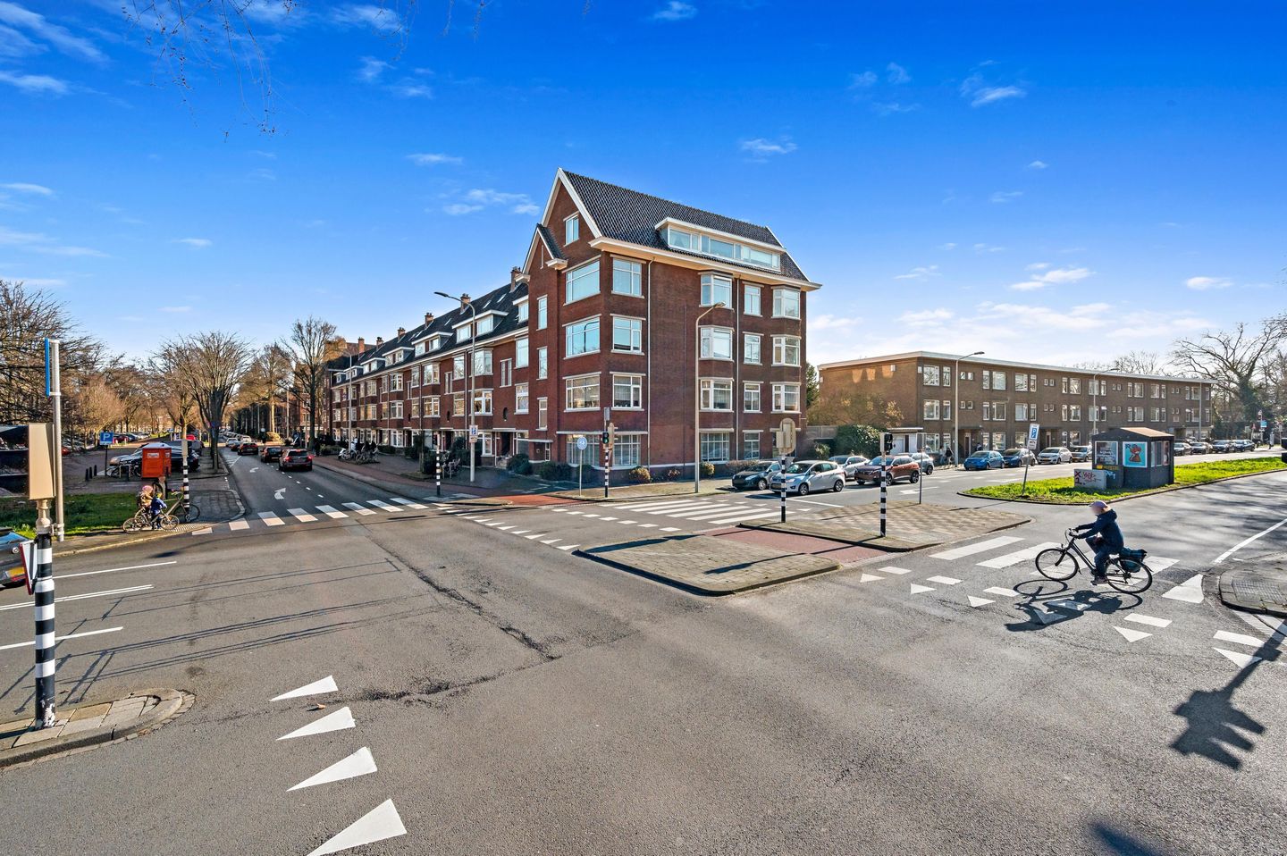 Spacious corner duplex apartment with three balconies located in The Hague — 39