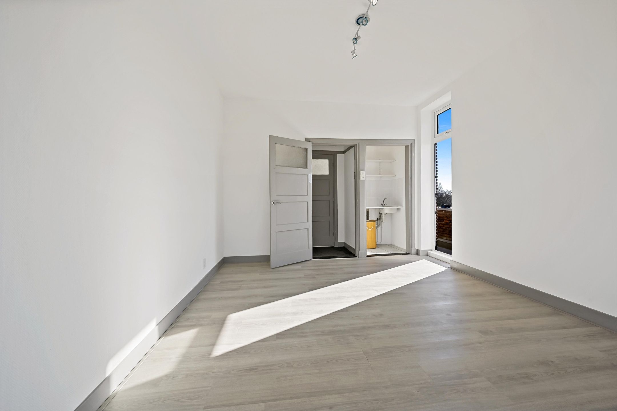 Spacious corner duplex apartment with three balconies located in The Hague — 27