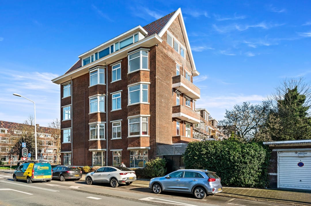Spacious corner duplex apartment with three balconies located in The Hague — 37