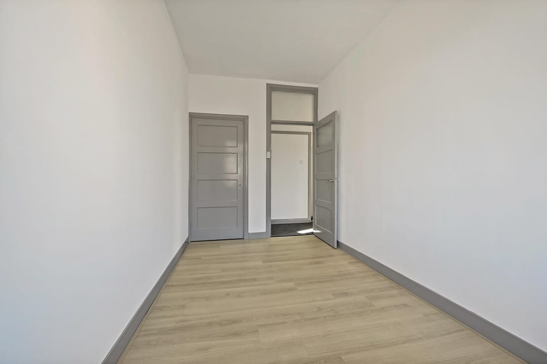Spacious corner duplex apartment with three balconies located in The Hague — 31