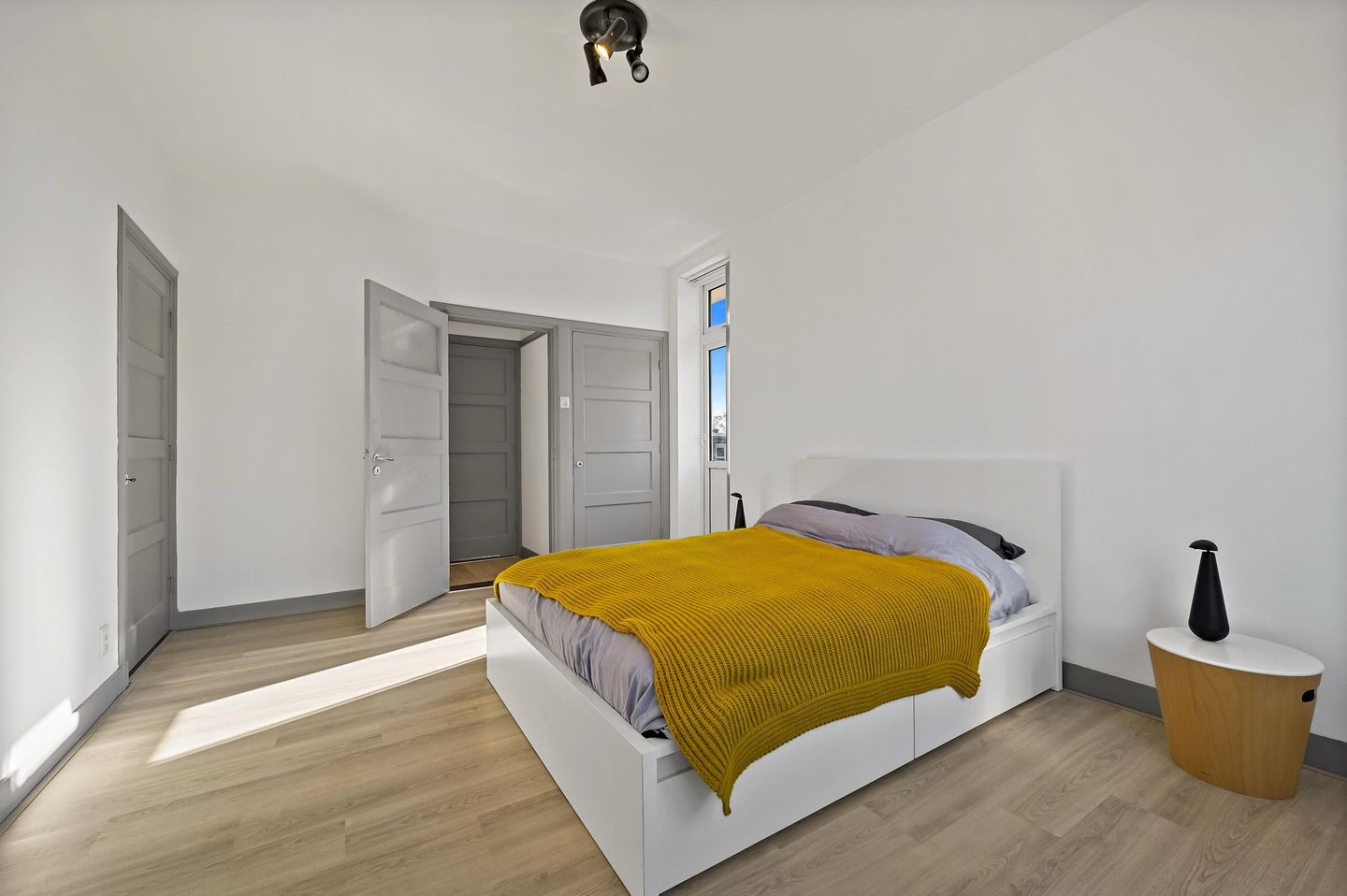 Spacious corner duplex apartment with three balconies located in The Hague — 20